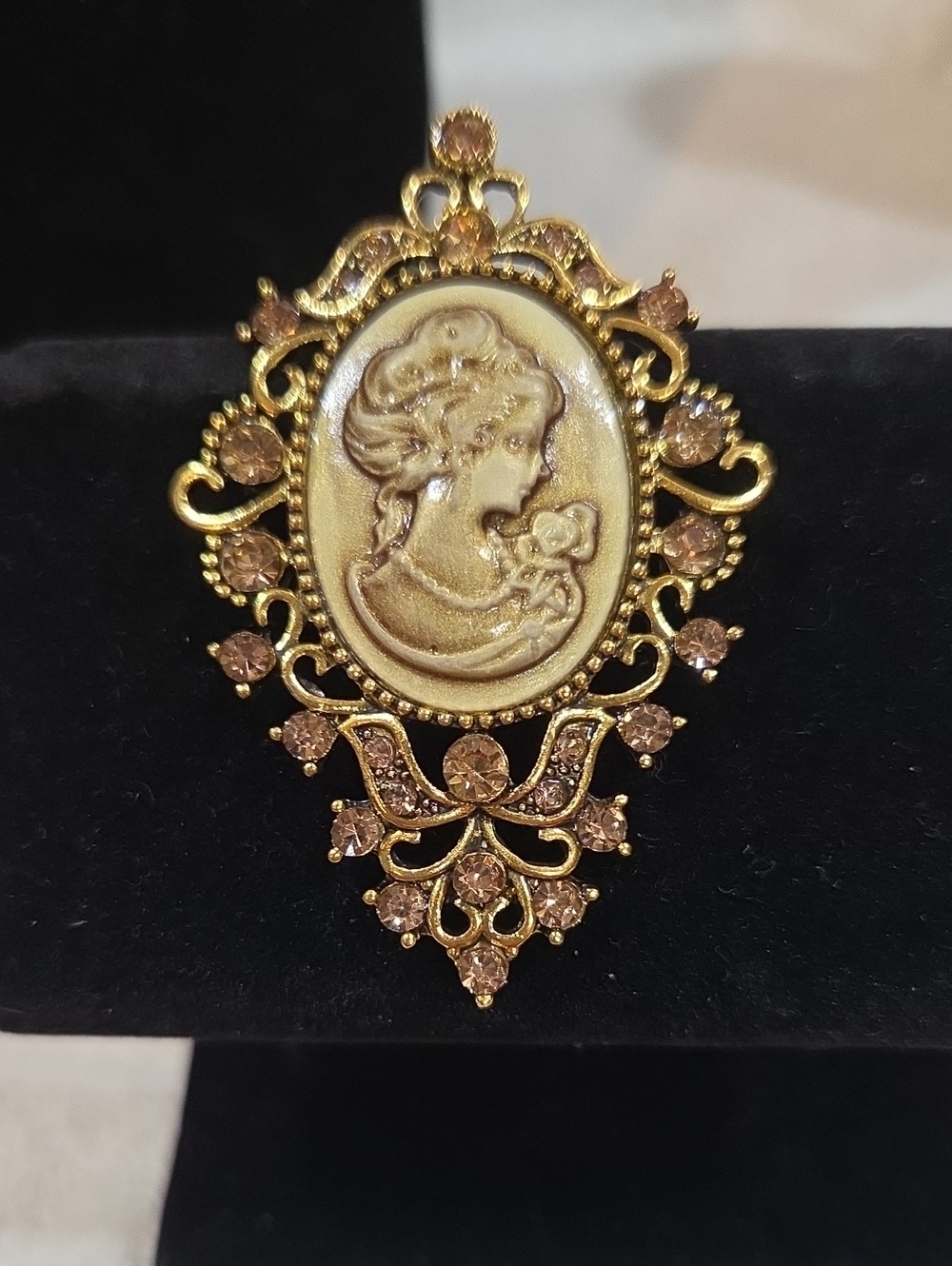 VINTAGE CAMEO BROOCH WITH AMBER RHINESTONED